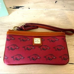 ❤️Dooney & Bourke Arkansas Razorback Wristlet❤️